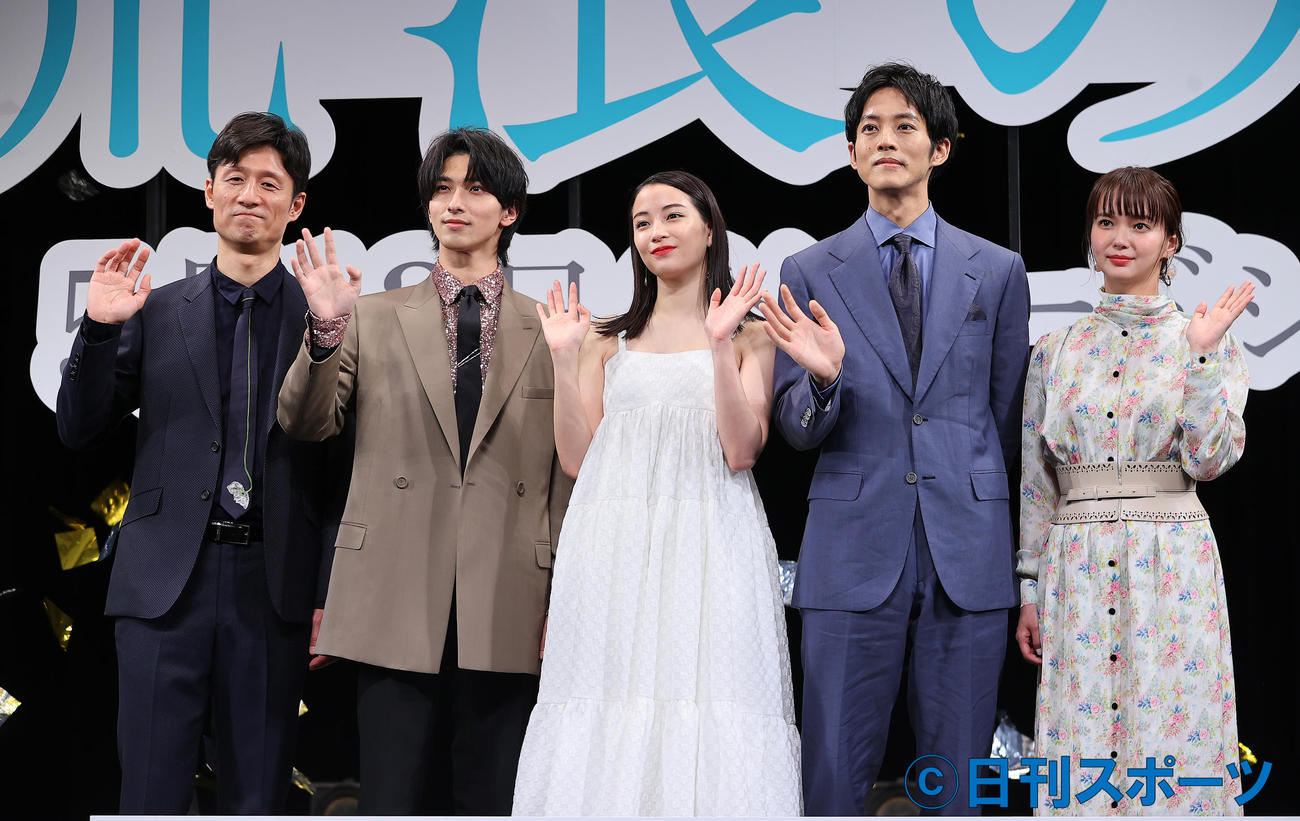 映画「流浪の月」完成披露試写会に登壇し笑顔で写真に納まる、左から李相日監督、横浜流星、広瀬すず、松坂桃李、多部未華子（撮影・垰建太）
