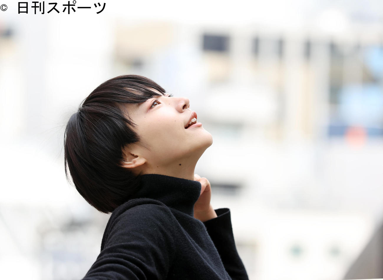 春の外の空を見上げて気持ちよさそうなyukino