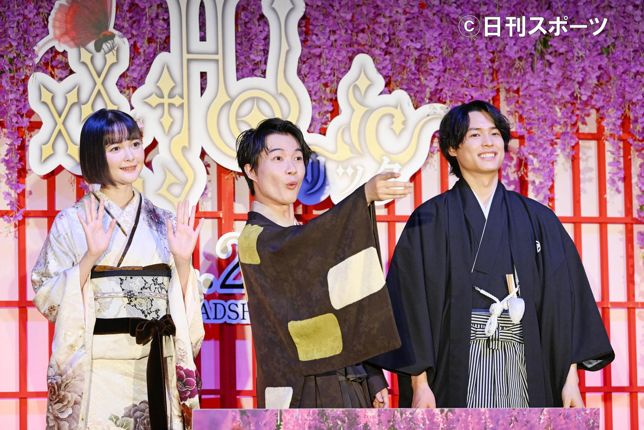 映画「ホリック」大ヒット祈願イベントでカメラを指さす神木隆之介（中央）。左は玉城ティナ。右は松村北斗（撮影・滝沢徹郎）