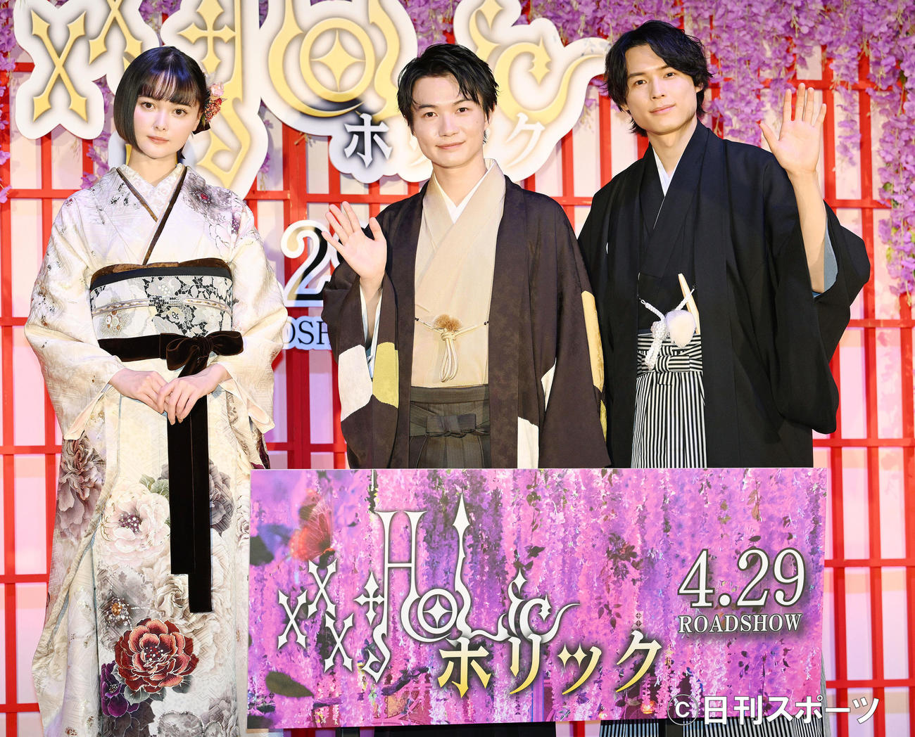 映画「ホリック」大ヒット祈願イベントのフォトセッションで手を振る、左から玉城ティナ、神木隆之介、松村北斗（撮影・滝沢徹郎）