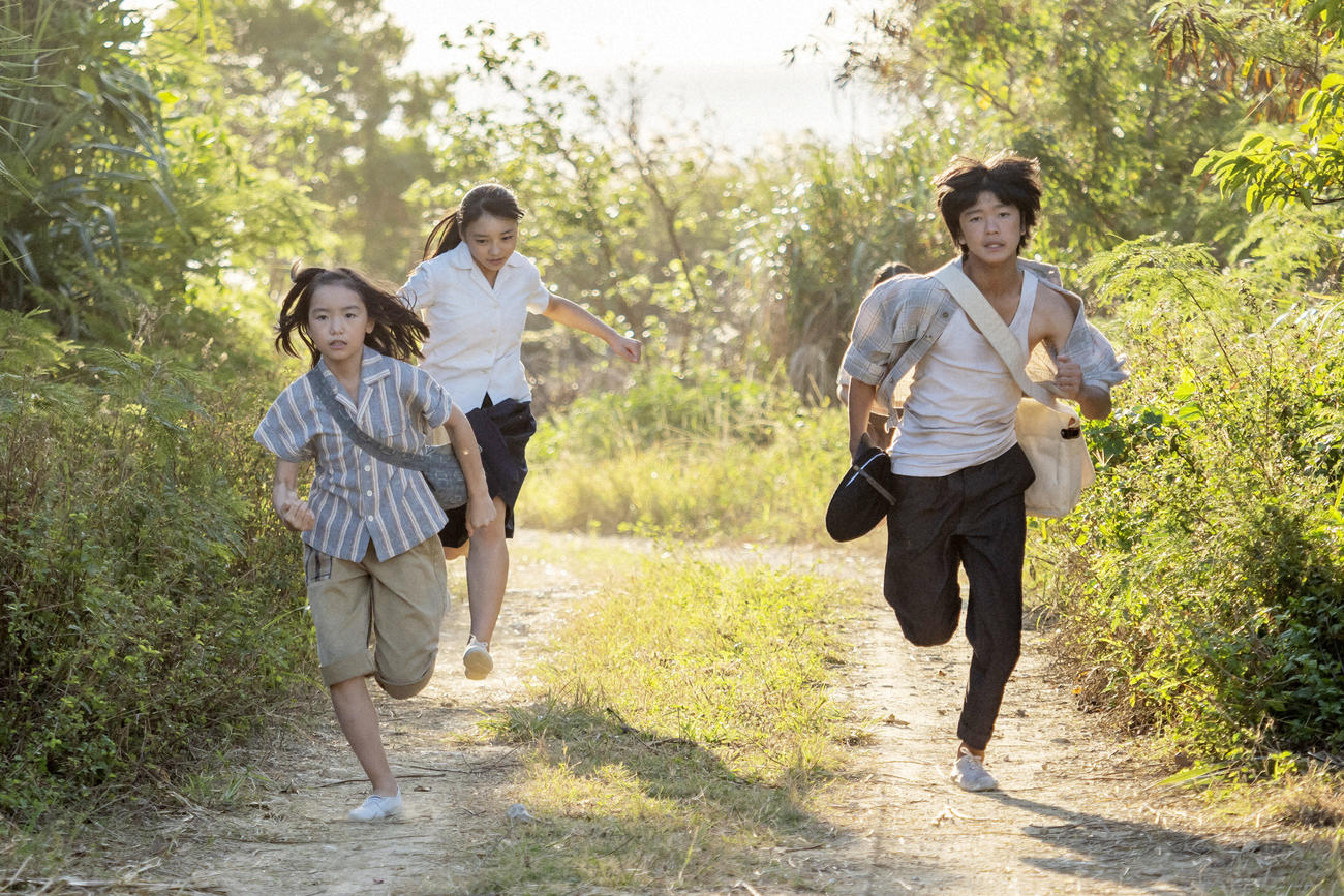 朝ドラ「ちむどんどん」から。父親が倒れたと知らされ、比嘉暢子（左＝稲垣来泉）たち兄妹は学校から自宅へ急ぐ（C）NHK
