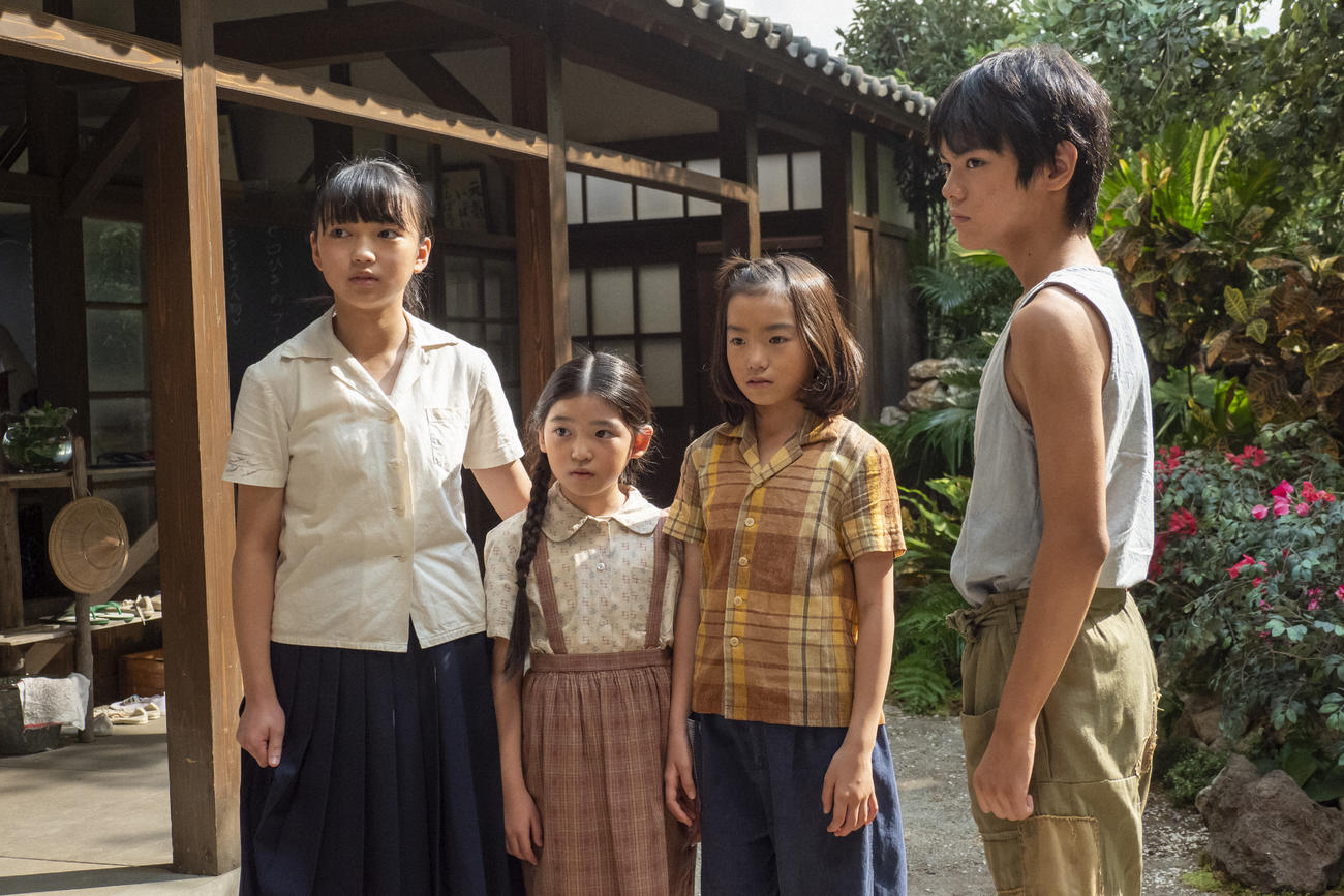 朝ドラ「ちむどんどん」から。家事を手伝い家族の生活を支える比嘉家の４兄妹（C）NHK