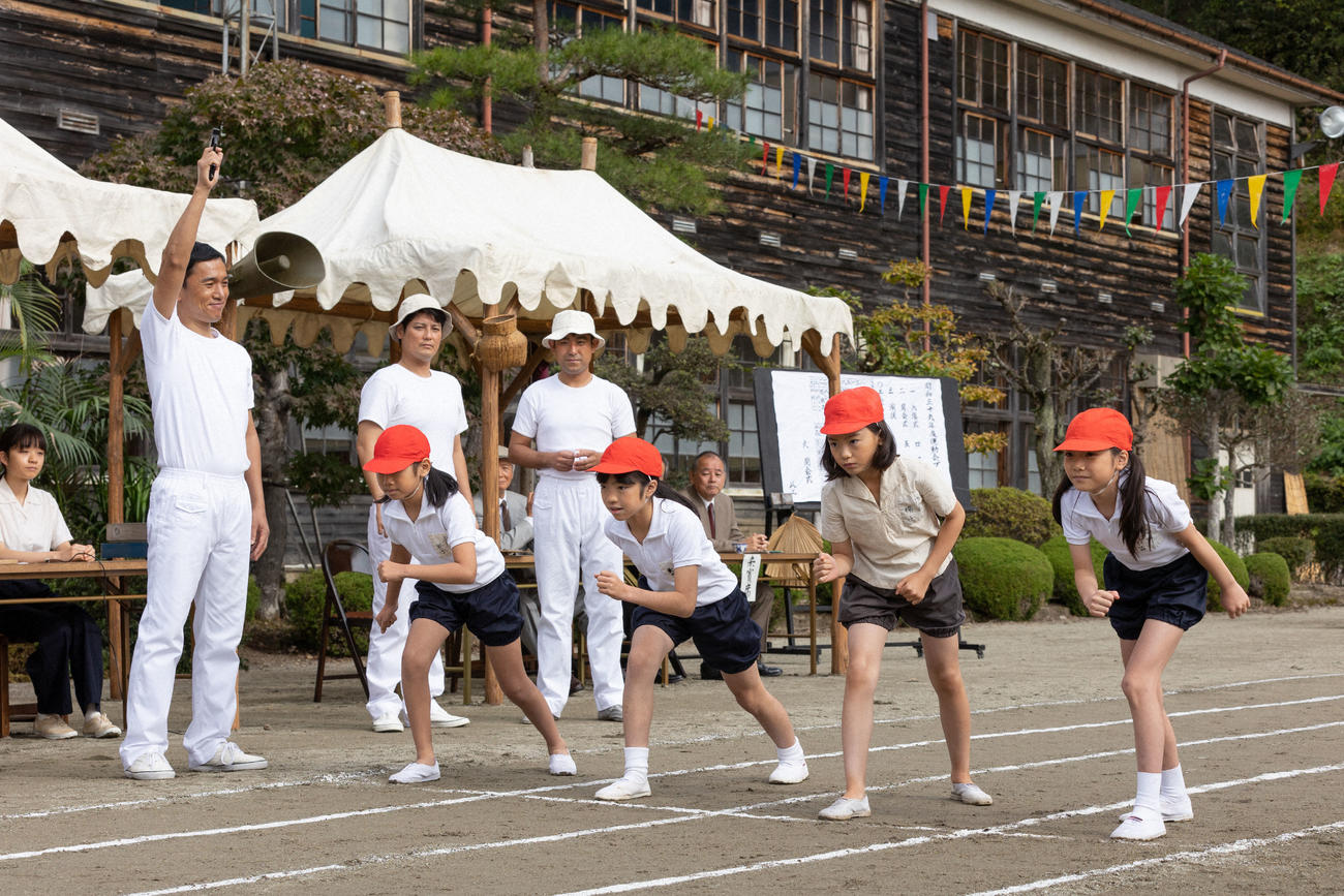 朝ドラ「ちむどんどん」から。足の速い比嘉暢子（左＝稲垣来泉）は運動会で１等賞を目指しスタートラインに立つ（C）NHK