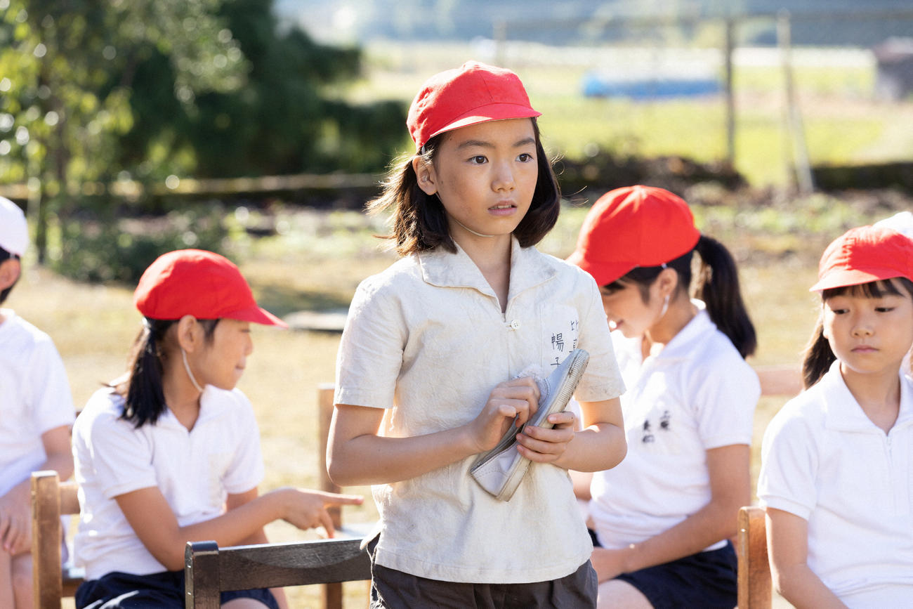 朝ドラ「ちむどんどん」より。やんばる小中学校の運動会に参加した比嘉暢子（稲垣来泉）（C）NHK
