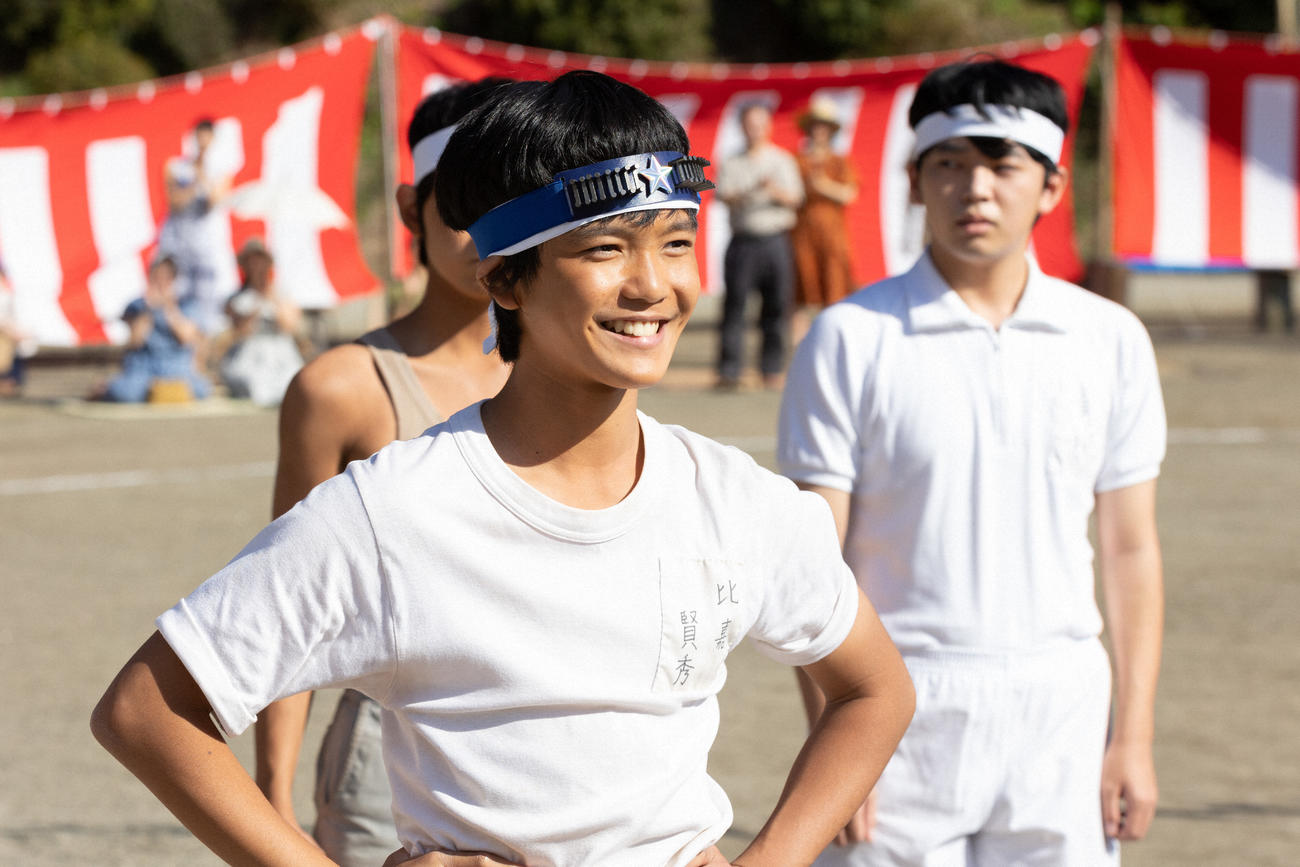 朝ドラ「ちむどんどん」より。やんばる小中学校の運動会に参加した比嘉家の長男・賢秀（浅川大治）（C）NHK