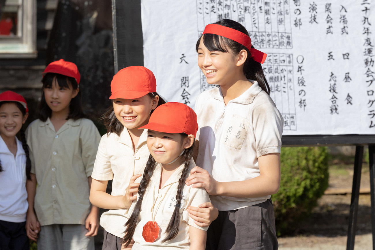 朝ドラ「ちむどんどん」より。やんばる小中学校の運動会に参加した比嘉家の3姉妹。手前左から暢子（稲垣来泉）、長女・良子（土屋希乃）、三女・歌子（布施愛織）（C）NHK