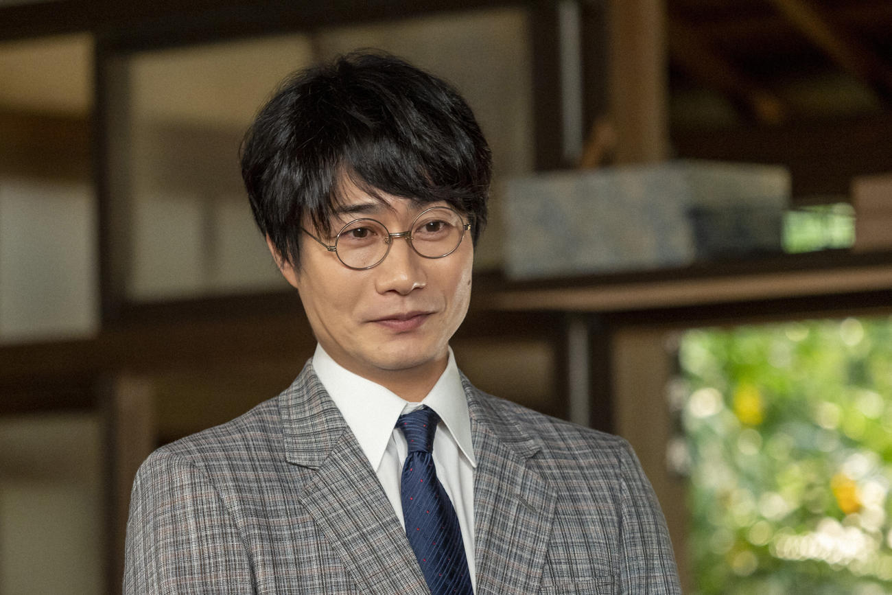 朝ドラ「ちむどんどん」より。比嘉家と親交を結んだ東京の民俗学者・青柳史彦(戸次重幸)（C）NHK
