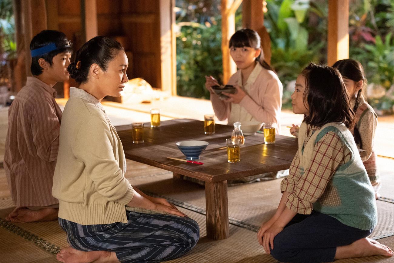 朝ドラ「ちむどんどん」より。母・比嘉優子（手前左＝仲間由紀恵）と向き合って話す暢子（稲垣来泉）（C）NHK