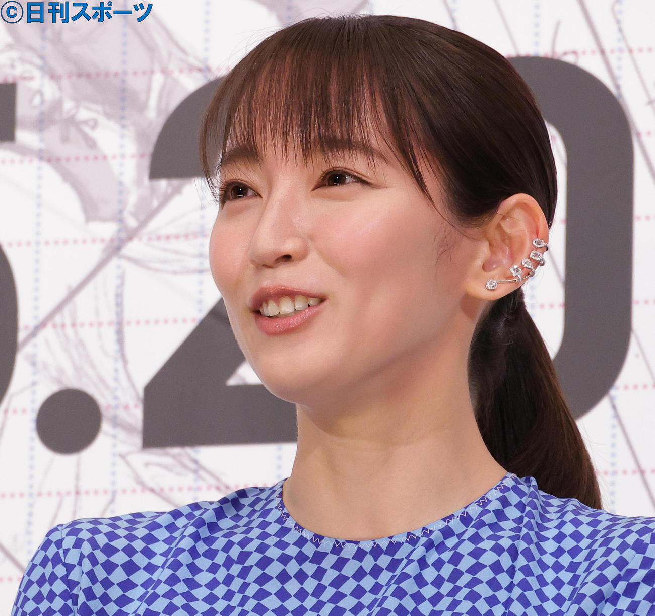 映画「ハケンアニメ」完成披露上映会であいさつする吉岡里帆（撮影・中島郁夫）