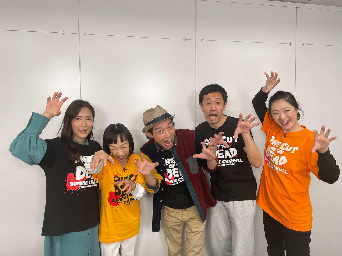 「カメラを止めるな！」をリメークしたフランス映画「Final Cut」のカンヌ映画祭オープニング上映決定を喜ぶ、左から秋山ゆずき、竹原芳子、上田慎一郎監督、濱津隆之、しゅはまはるみ