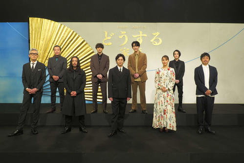 NHK大河ドラマ「どうする家康」の出演者発表会見に出席した、手前左から松重豊、山田孝之、松本潤、広瀬アリス、大森南朋、後方左から音尾琢真、山田裕貴、杉野遥亮、板垣李光人