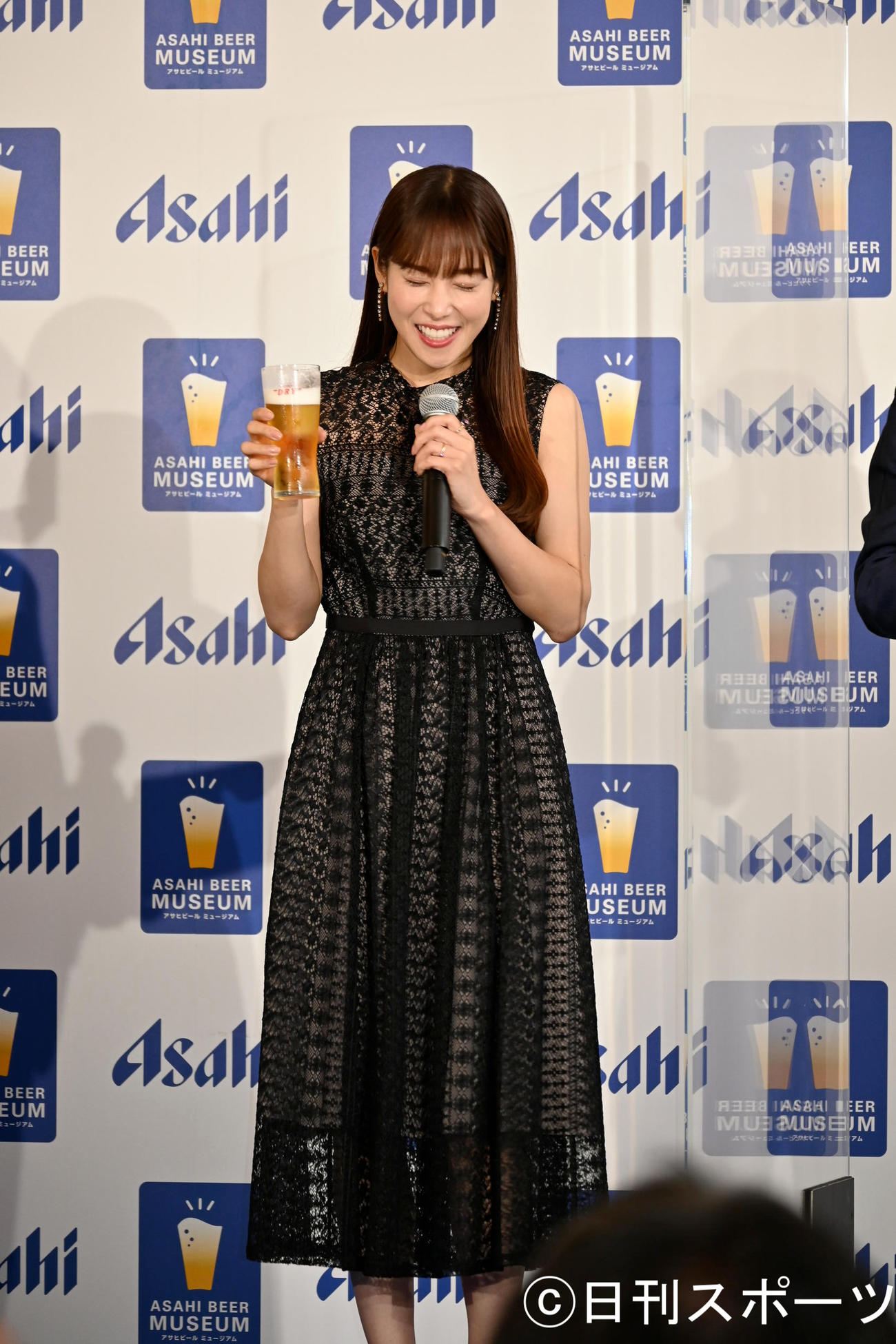 冷えたビールを口にし、目を閉じる鷲見玲奈アナ（撮影・松浦隆司）