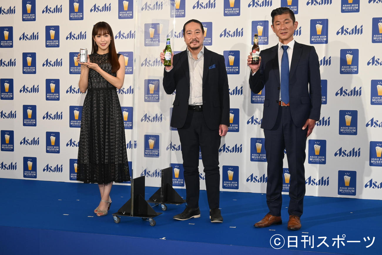左から鷲見玲奈アナ、笑い飯の西田幸治、哲夫（撮影・松浦隆司）
