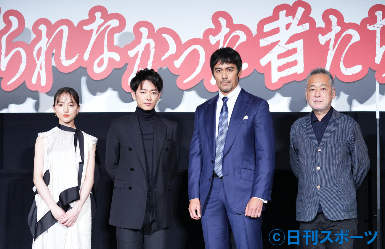 映画「護られなかった者たちへ」初日舞台あいさつに登場した、左から清原果耶、佐藤健、阿部寛、瀬々敬久監督（2021年10月撮影）