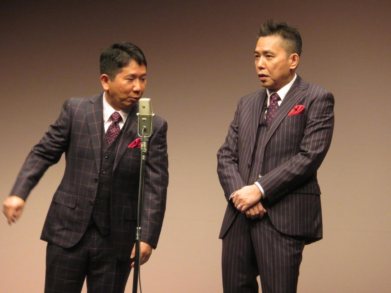 爆笑問題の田中裕二（左）と太田光