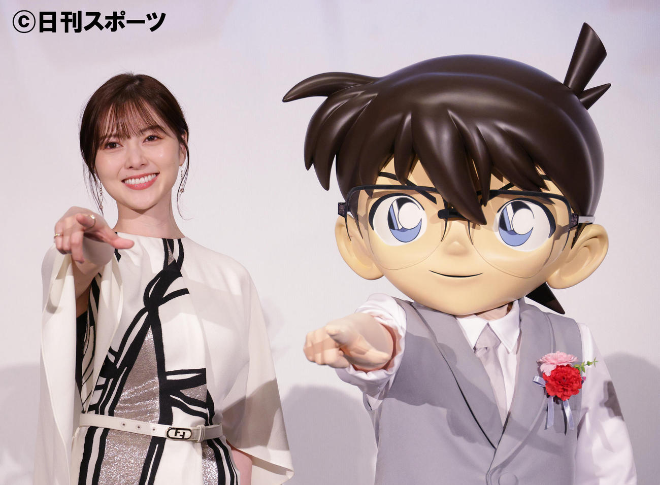「名探偵コナン　ハロウィンの花嫁（はなよめ）」公開記念舞台あいさつで江戸川コナン（右）と決めポーズをする白石麻衣（撮影・中島郁夫）