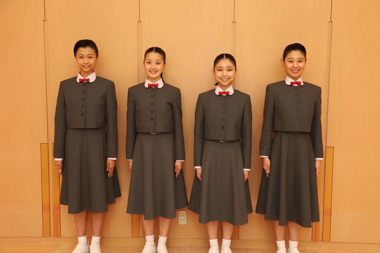 110期生を代表してコメントした（左から）今井柚希さん、伊藤亜優さん、永野春陽さん、澤野桜子さん