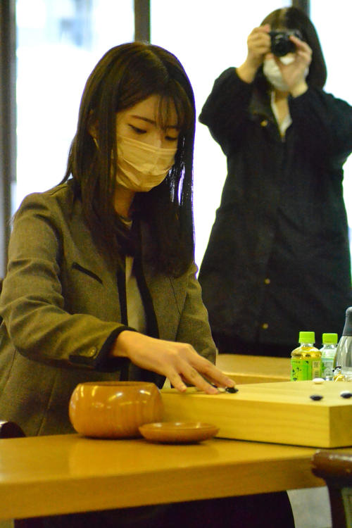 連勝して5連覇を達成した藤沢里菜女流名人