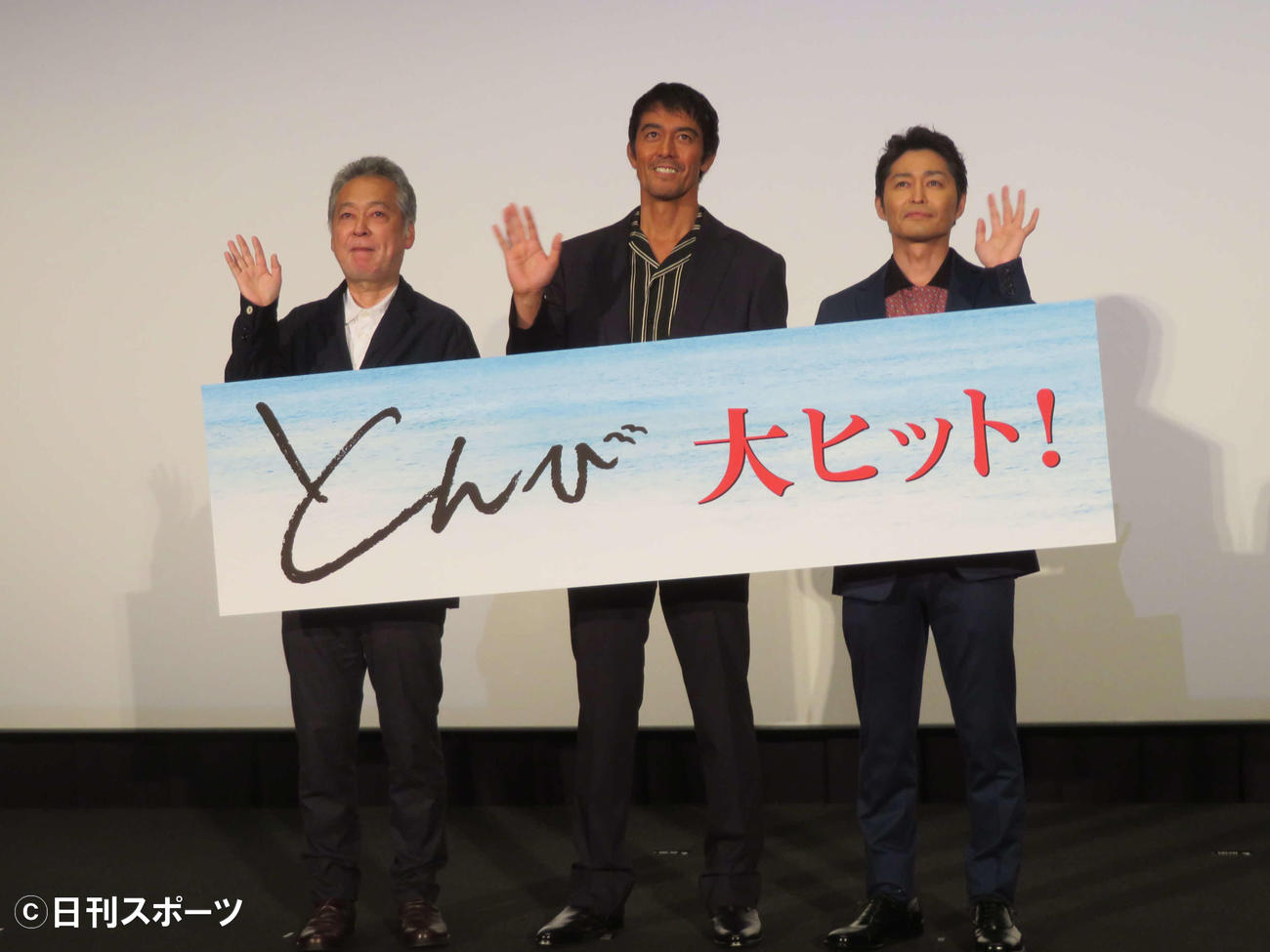 映画「とんび」公開御礼舞台あいさつに登壇した、左から瀬々敬久監督、阿部寛、安田顕（撮影・村上幸将）