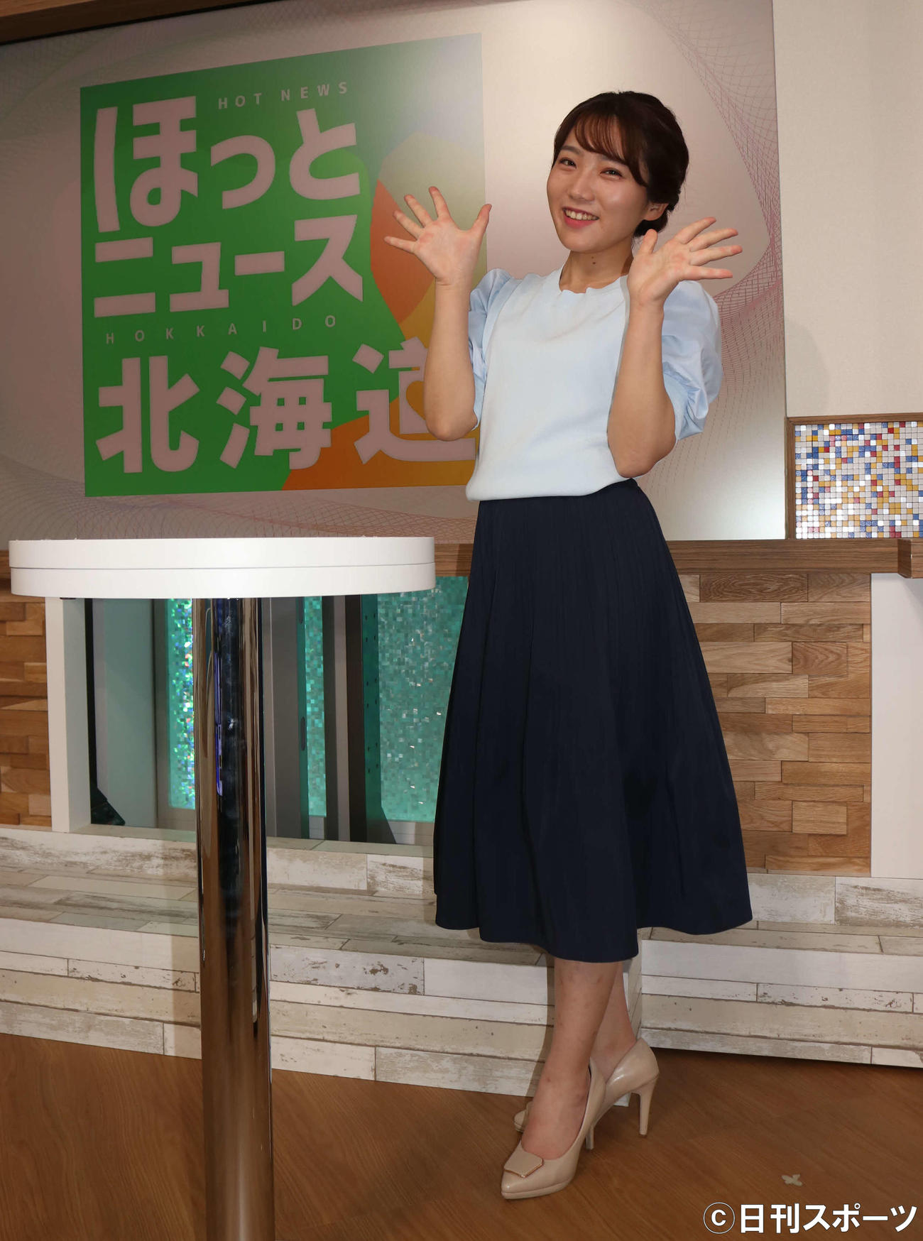 番組開始前のスタジオで笑顔を見せる渡辺キャスター