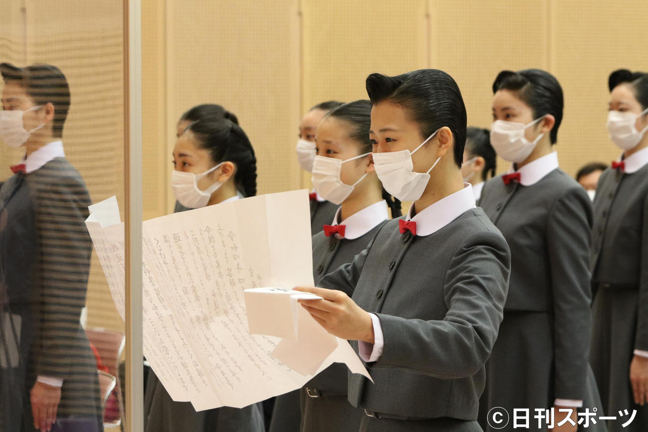 新入生総代として答辞を述べた今井柚希さん