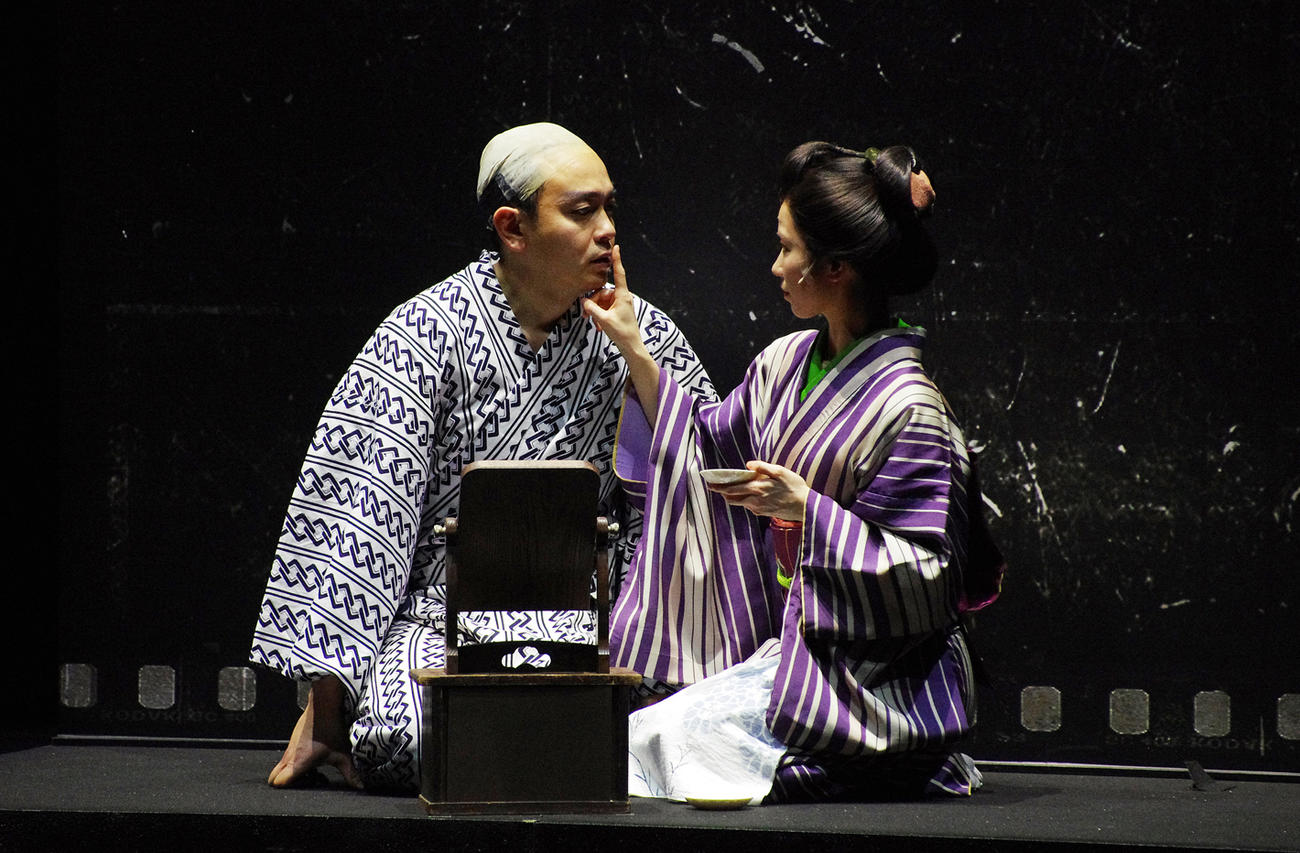 舞台「三十郎大活劇」に出演する青柳翔（左）と横山由依