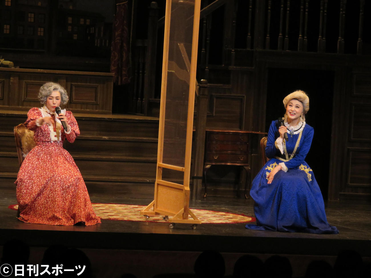 終演後のアフタートークに舞台衣装で登場し、掛け合いでわかせた久本雅美（左）と藤原紀香（撮影・村上久美子）