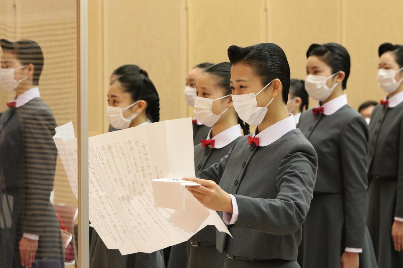 新入生総代として答辞を述べた今井柚希さん