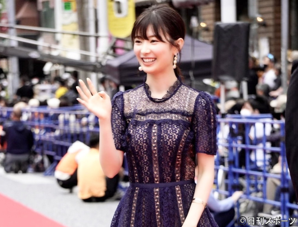 沖縄国際映画祭のレッドカーペットで笑顔で手を振る武藤十夢