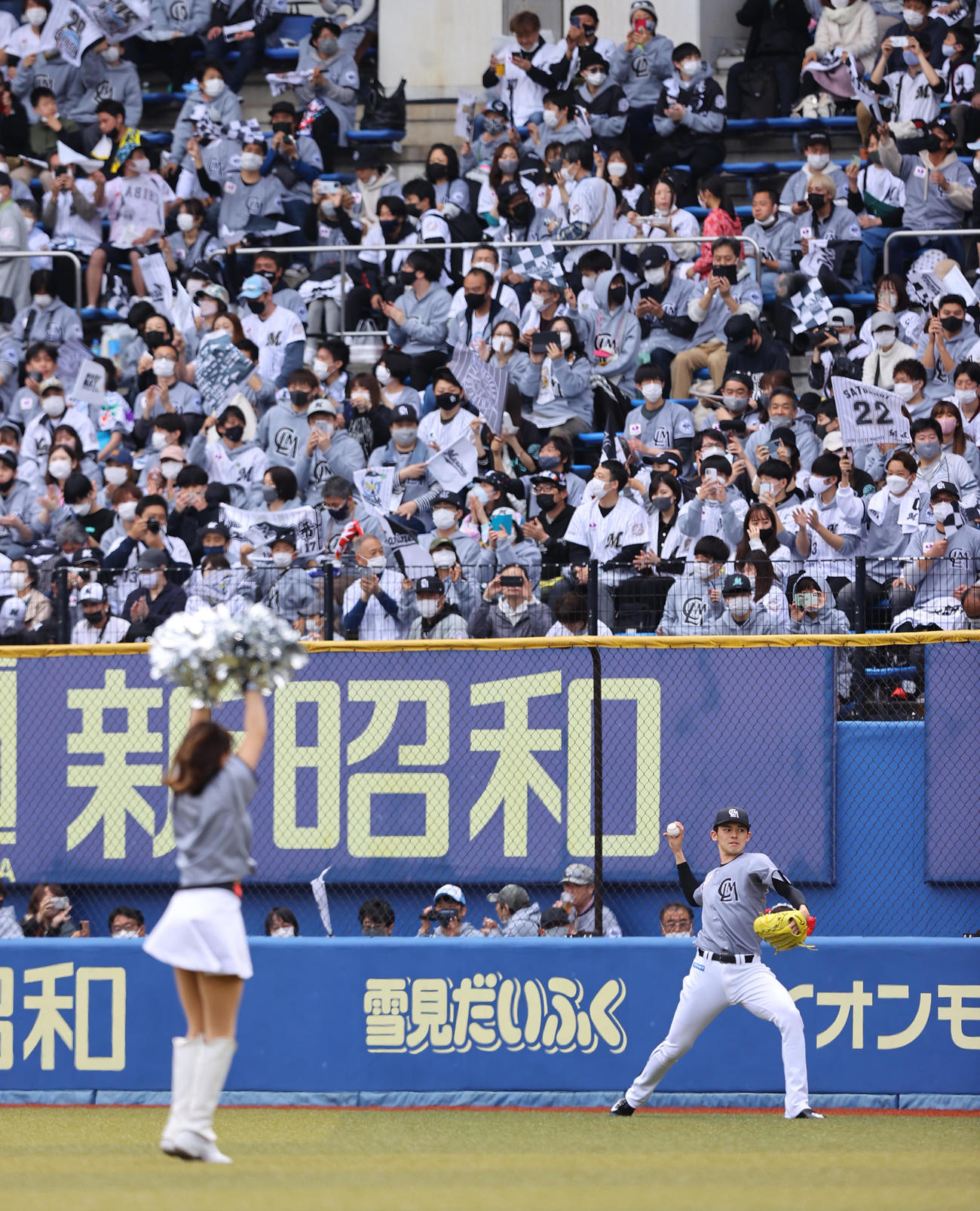 ロッテ対日本ハム　試合前、ファンの拍手を受けながら投球練習を行うロッテ先発の佐々木朗（撮影・垰建太）