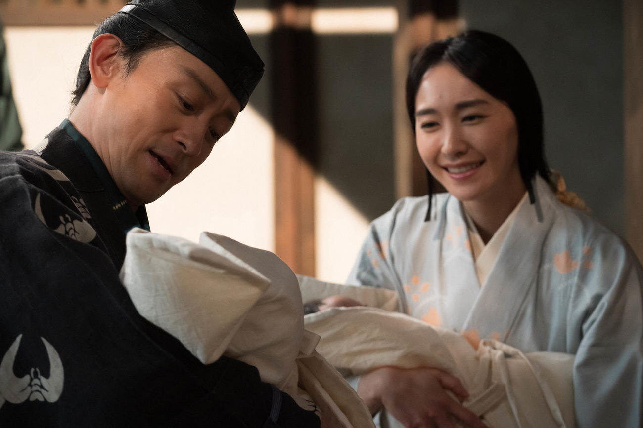 大河ドラマ「鎌倉殿の13人」より。鎌倉・北条義時の館にて。八重（新垣結衣）が長男の金剛をあやしていると、突然「俺の子を預かってくれ」と娘の初を連れてきた三浦義村（山本耕史）（C）NHK
