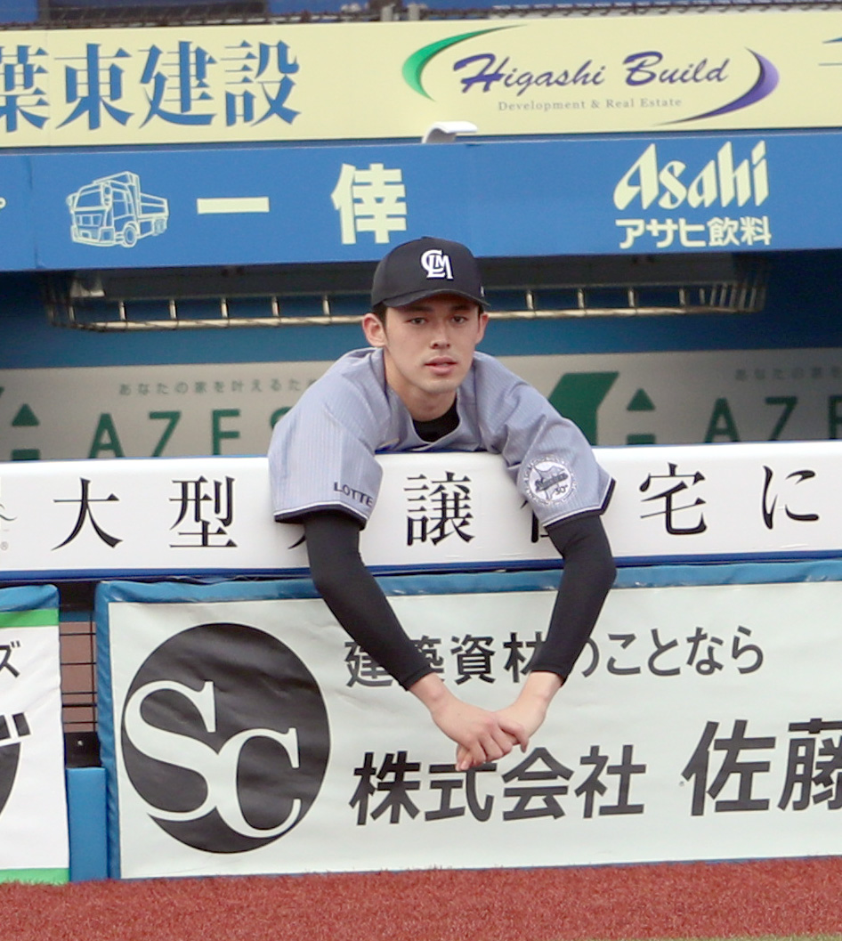 交代を告げられベンチからグラウンドを見つめるロッテ佐々木朗希（撮影・佐藤翔太）