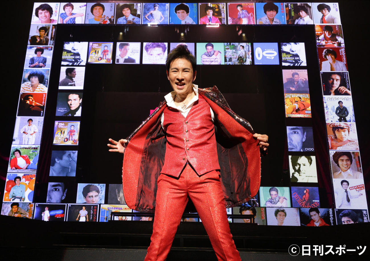 50周年記念ツアーでジャケットをオープンする郷ひろみ（撮影・中島郁夫）