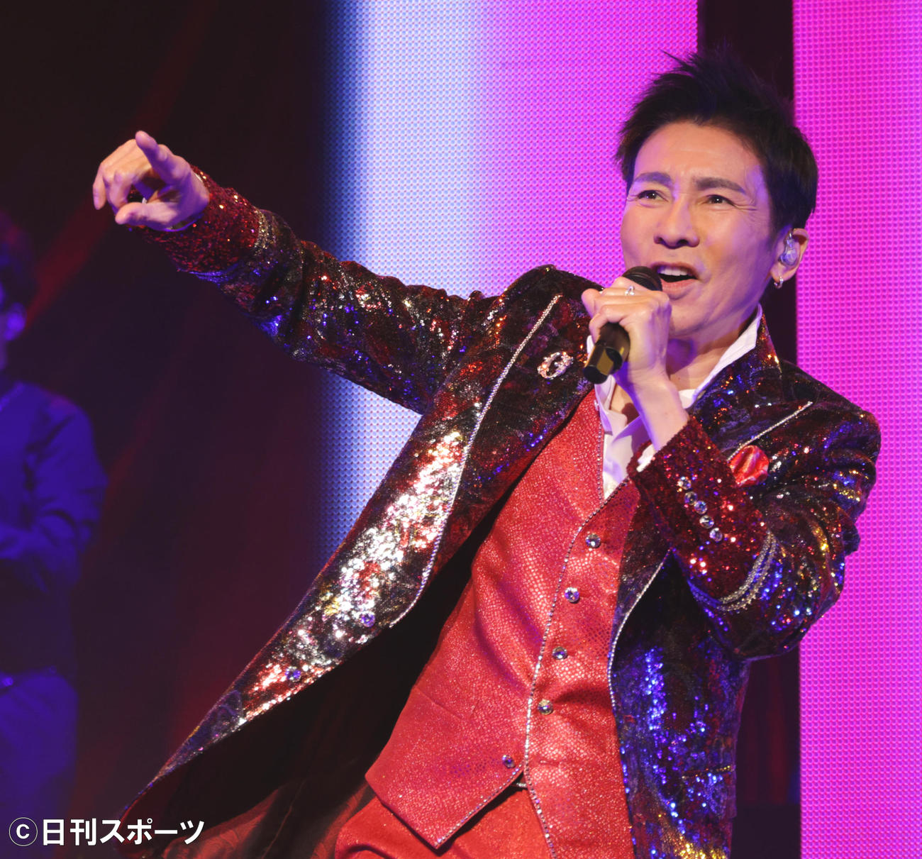 50周年記念ツアーで熱唱する郷ひろみ（撮影・中島郁夫）