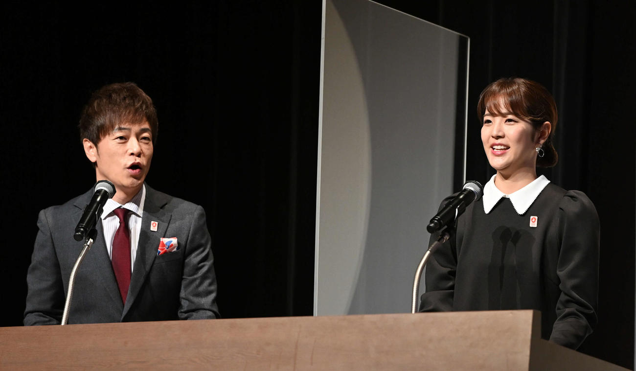 「2025年　大阪・関西万博3年前イベント」の司会を務めた陣内智則（左）と久代萌美アナウンサー（撮影・たえ見朱実）
