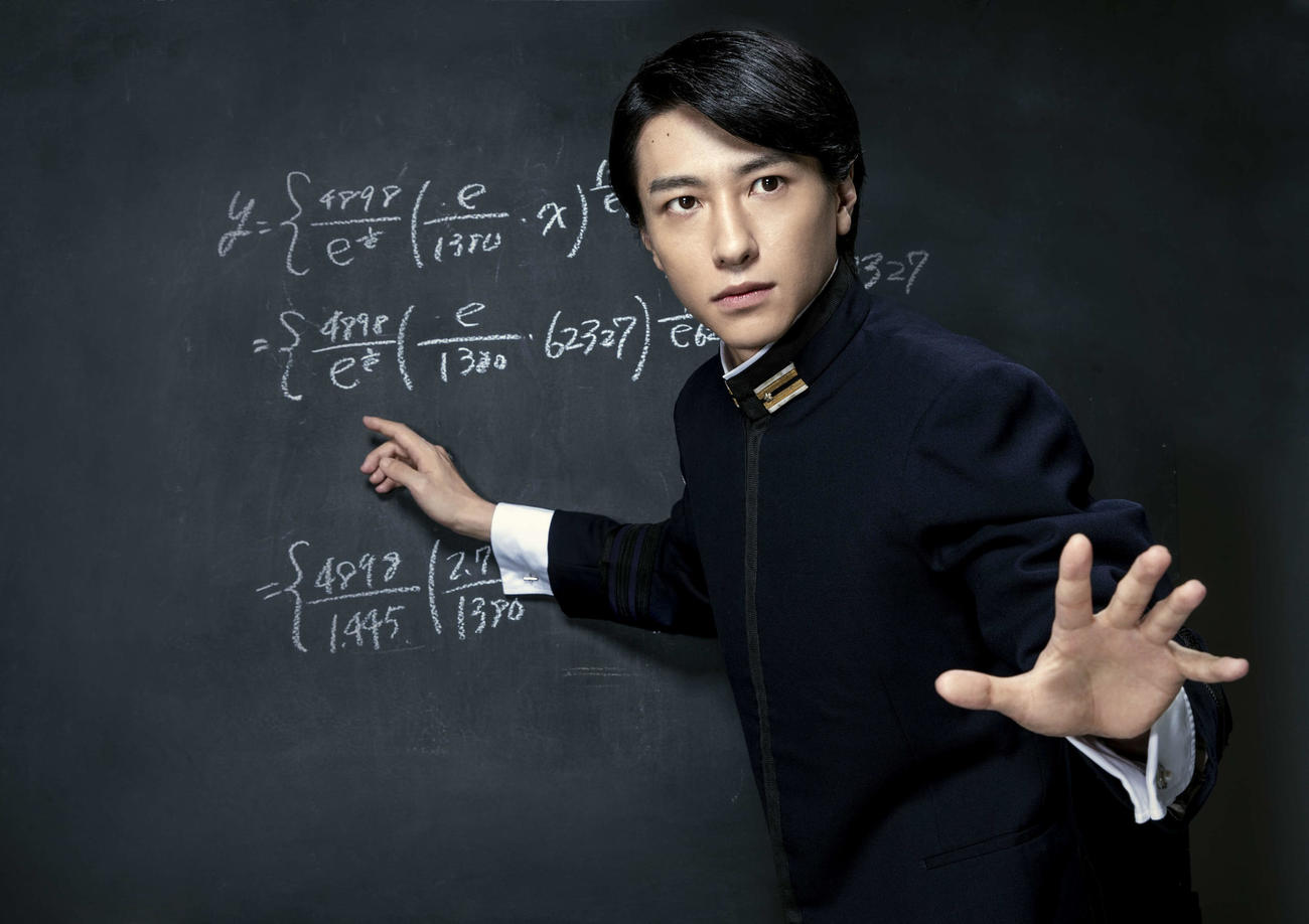 舞台「アルキメデスの大戦」で主人公の天才数学者を演じる鈴木拡樹