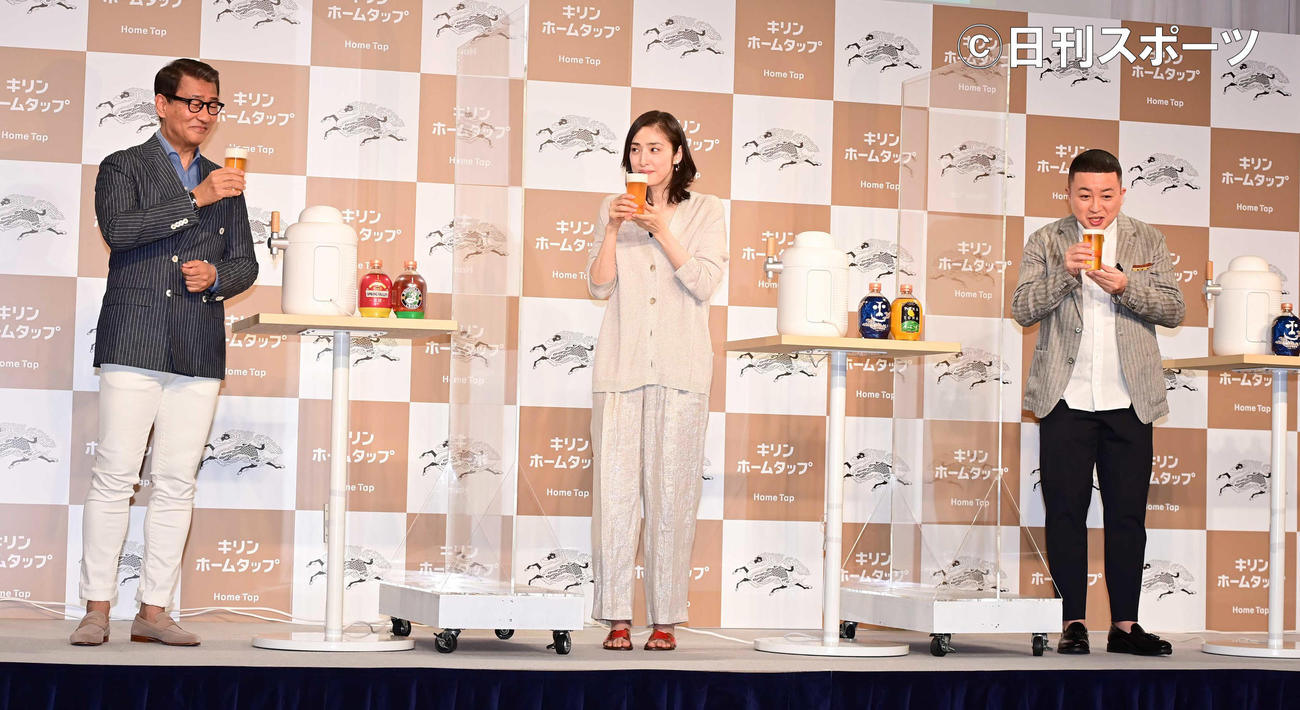 会員制生ビールサービス「キリンホームタップ」3社合同新ビールラインアップ発表会でビールをグラスに注ぎ乾杯する、左から中井貴一、天海祐希、チョコレートプラネット松尾駿（撮影・小沢裕）