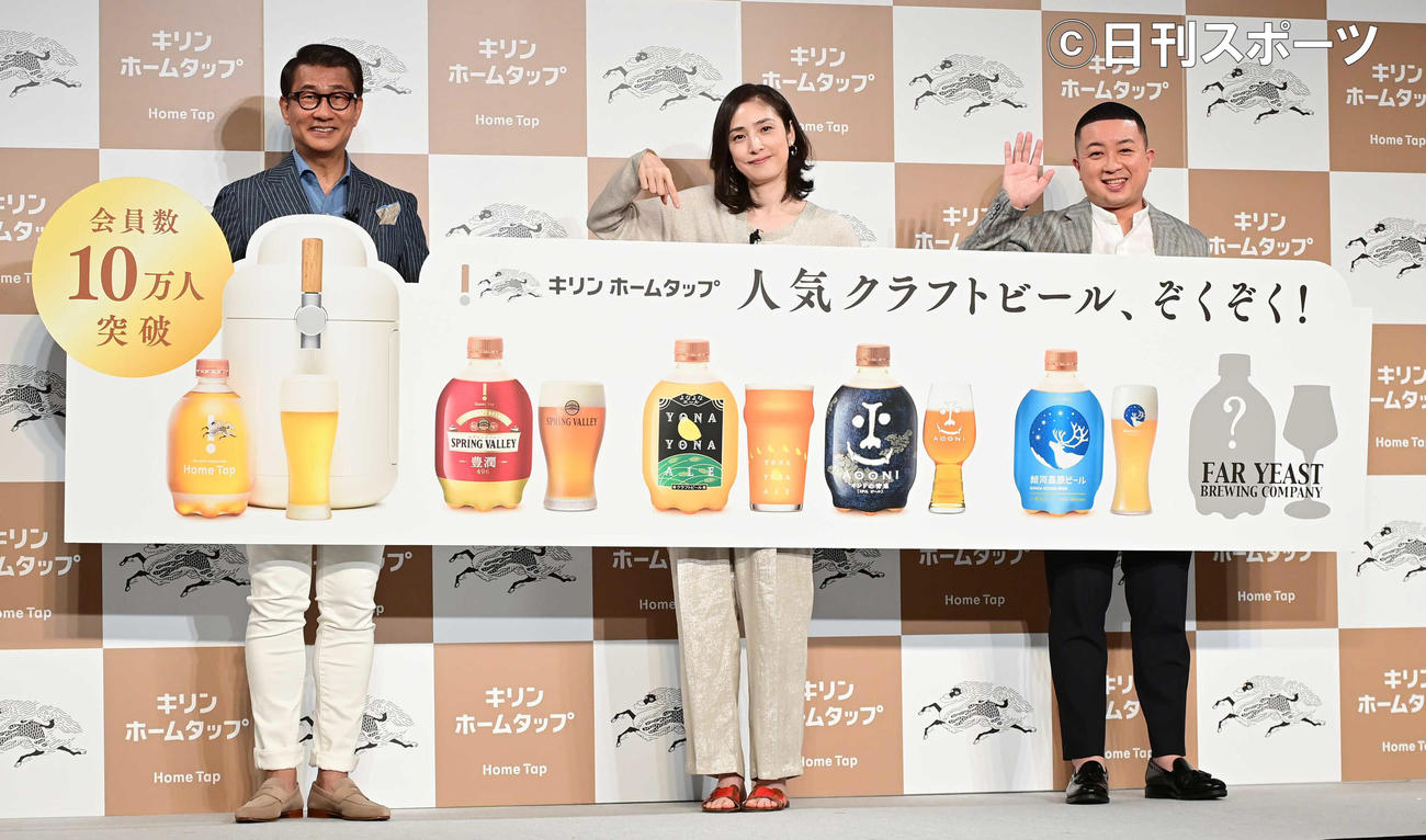 会員制生ビールサービス「キリンホームタップ」3社合同新ビールラインアップ発表会に臨む、左から中井貴一、天海祐希、チョコレートプラネット松尾駿（撮影・小沢裕）