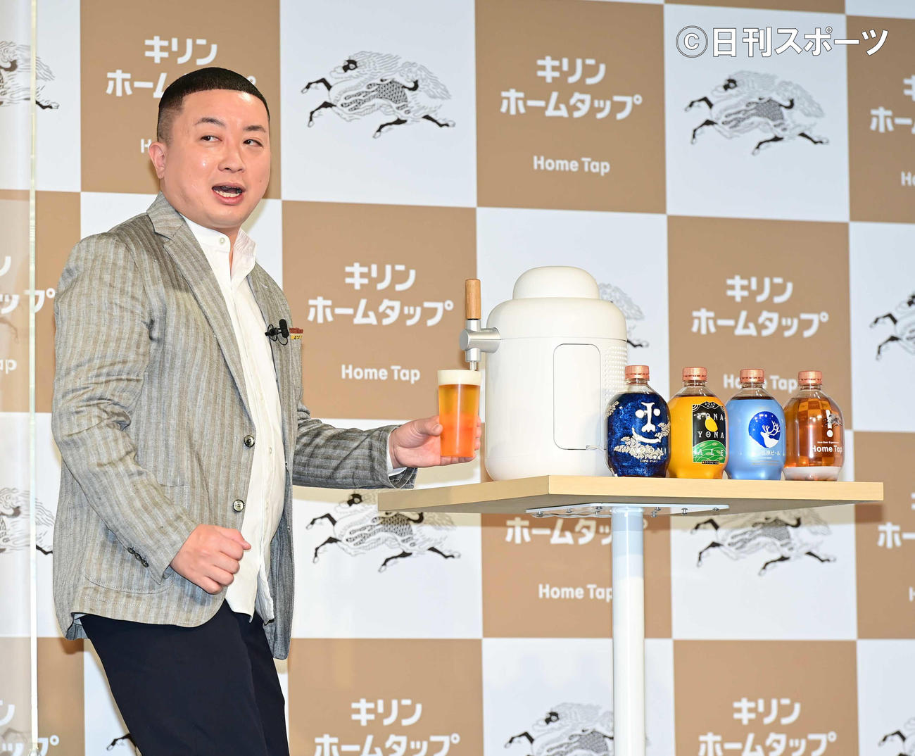 会員制生ビールサービス「キリンホームタップ」3社合同新ビールラインアップ発表会でグラスにビールを注ぐチョコレートプラネット松尾駿（撮影・小沢裕）