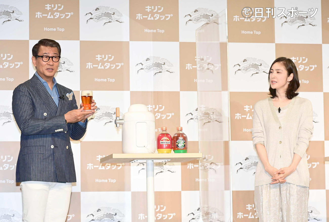 会員制生ビールサービス「キリンホームタップ」3社合同新ビールラインアップ発表会でビールを注いだグラスを披露する中井貴一。右は天海祐希（撮影・小沢裕）