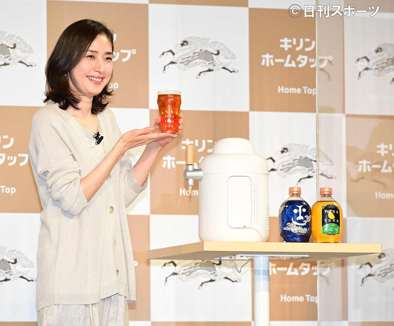 会員制生ビールサービス「キリンホームタップ」3社合同新ビールラインアップ発表会でビールを注いだグラスを披露する天海祐希（撮影・小沢裕）