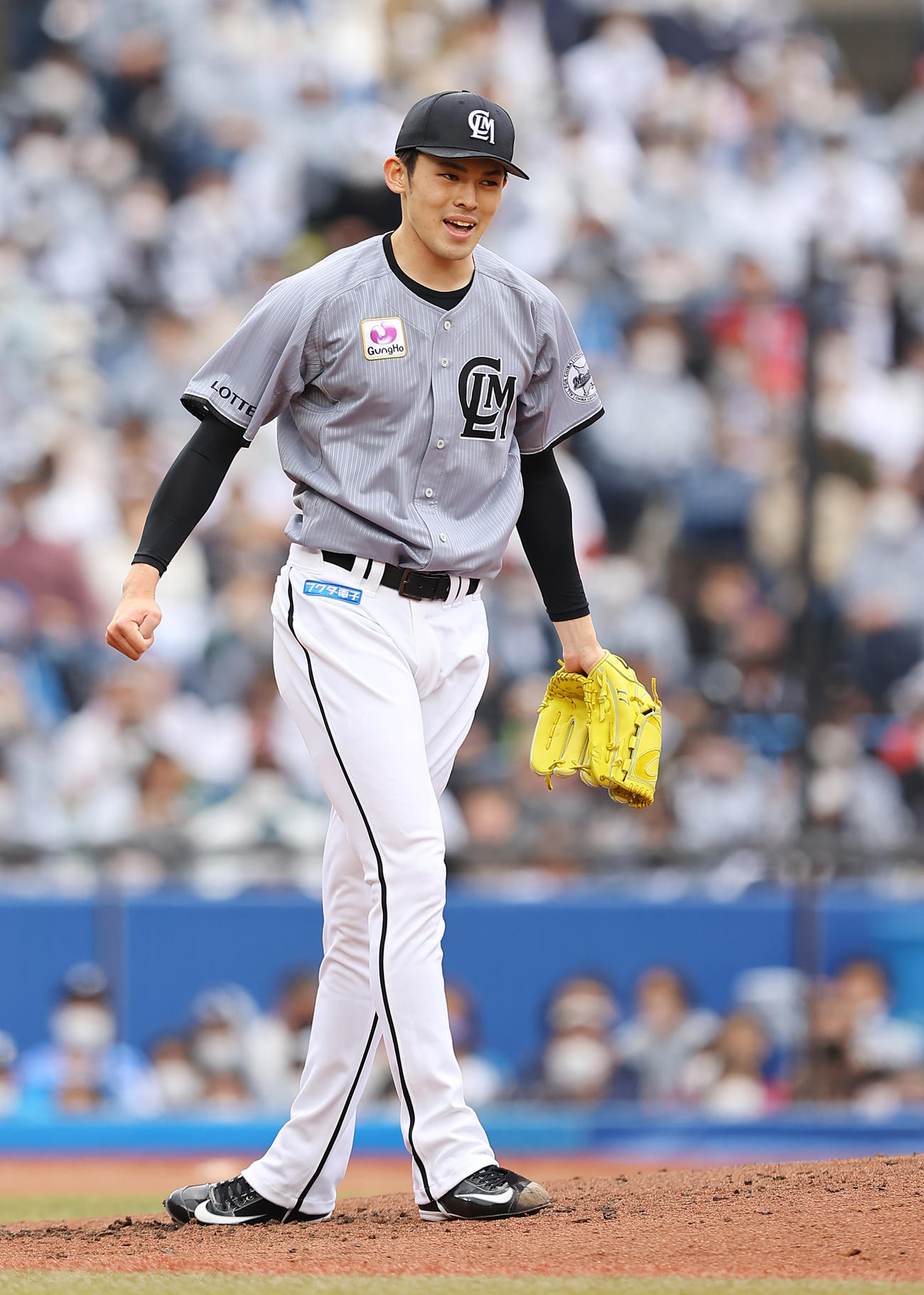 ロッテ対日本ハム　6回表日本ハム無死、ヌニエスを三振に仕留めガッツポーズする佐々木朗（2022年4月17日）