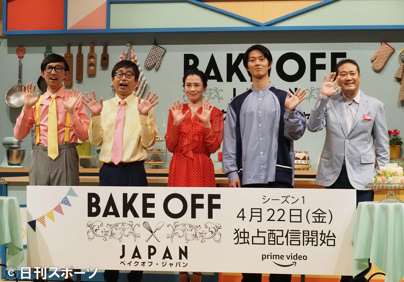 アマゾンオリジナルのクッキングリアリティ番組「ベイクオフ・ジャパン」シーズン1配信直前イベントに出席した、左からこがけん、おいでやす小田、坂井真紀、工藤阿須加、鎧塚俊彦氏（撮影・遠藤尚子）