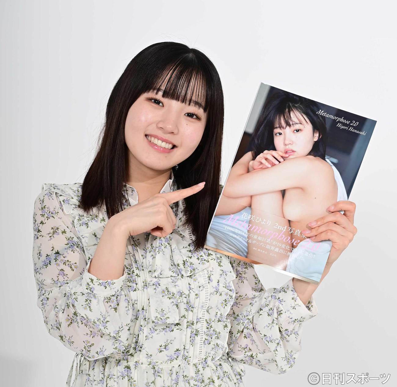 2nd写真集「Metamorphose 2.0」を手に笑顔を見せる花咲ひより（撮影・小沢裕）
