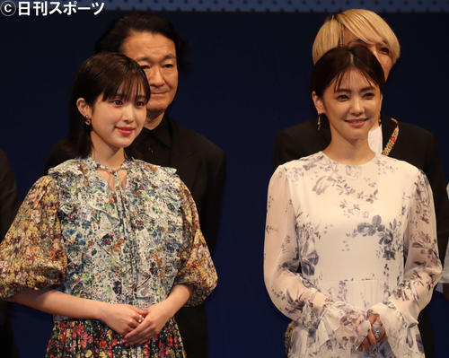 世田谷パブリックシアターのラインアップ発表会に出席した福本莉子(左)、倉科カナ。後方は同劇場芸術監督の白井晃氏(撮影・小林千穂)