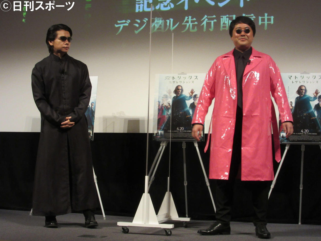 「マトリックス　レザレクションズ」リリース記念イベントに出席した、お笑いコンビ、マヂカルラブリーの野田クリスタル（左）と村上（撮影・加藤理沙）