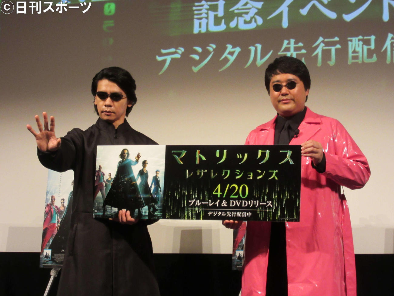 「マトリックス　レザレクションズ」リリース記念イベントに出席した、お笑いコンビ、マヂカルラブリーの野田クリスタル（左）と村上（撮影・加藤理沙）