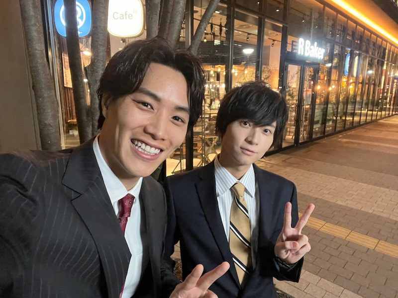 笑顔でピースする鈴木伸之（左）と荒牧慶彦（ドラマ「悪女（わる）～働くのがカッコ悪いなんて誰が言った？～」オフィシャルブログより）