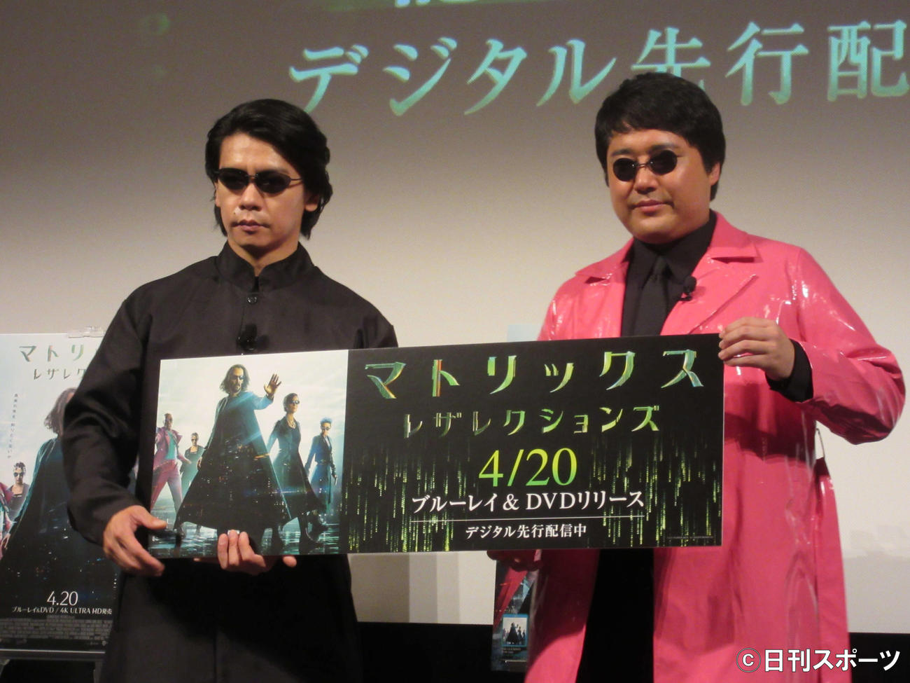 「マトリックス　レザレクションズ」リリース記念イベントに出席した、お笑いコンビ、マヂカルラブリーの野田クリスタル（左）と村上（撮影・加藤理沙）