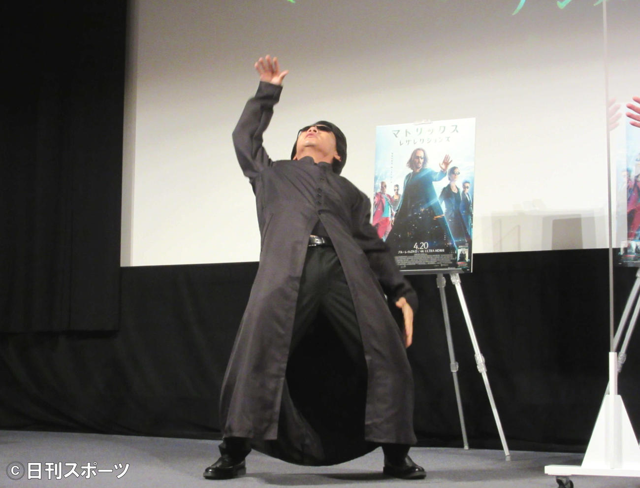 “マトリックス避け”を披露するマヂカルラブリーの野田クリスタル（撮影・加藤理沙）